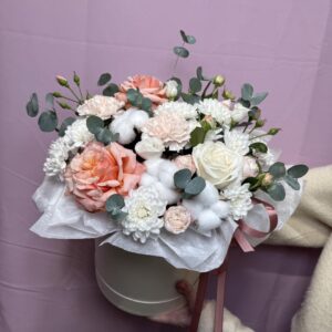 Цветы в коробке с французской розой