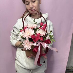 Хризантема с пионовидной малиновой розой в сумочке