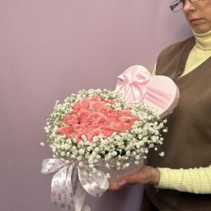 Композиция-сердце из розовых кустовых роз и гипсофилы
