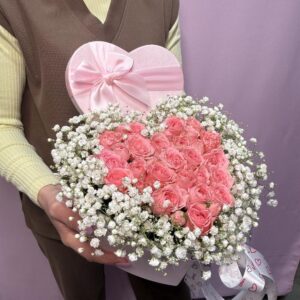 Композиция-сердце из розовых кустовых роз и гипсофилы