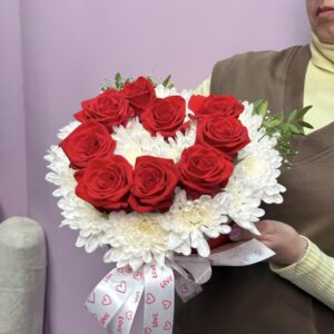 Сердце из алых роз на подушке из белых хризантем