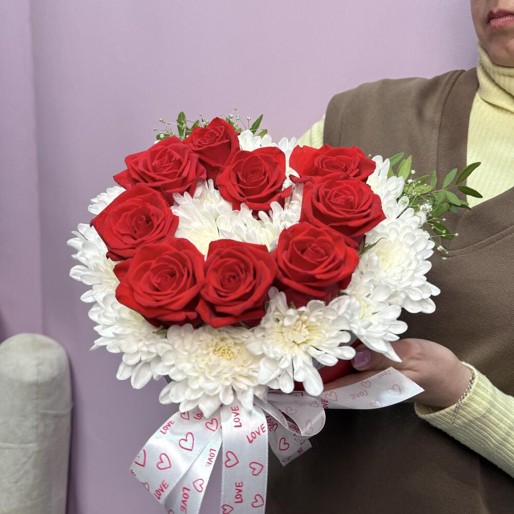 Сердце из алых роз на подушке из белых хризантем