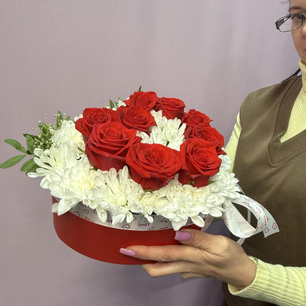 Сердце из алых роз на подушке из белых хризантем
