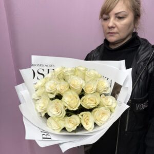 21 белая роза в стильной упаковке