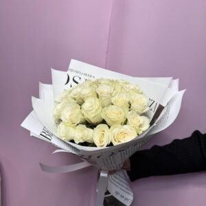 21 белая роза в стильной упаковке