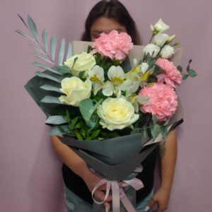 Стильный букет с белыми розами, нежным диантусом, лизиантусом и альстромерией