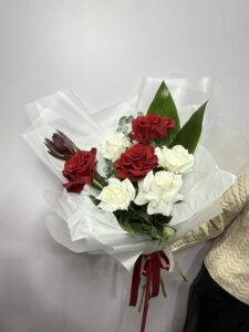 Букет из белых и красных французских роз