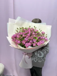 Букет из кустовой пионовидной розы в стильной упаковке