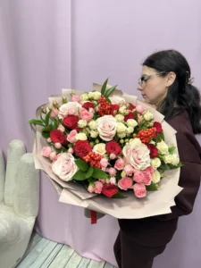Объемный букет  из кустовых и одноголовых роз