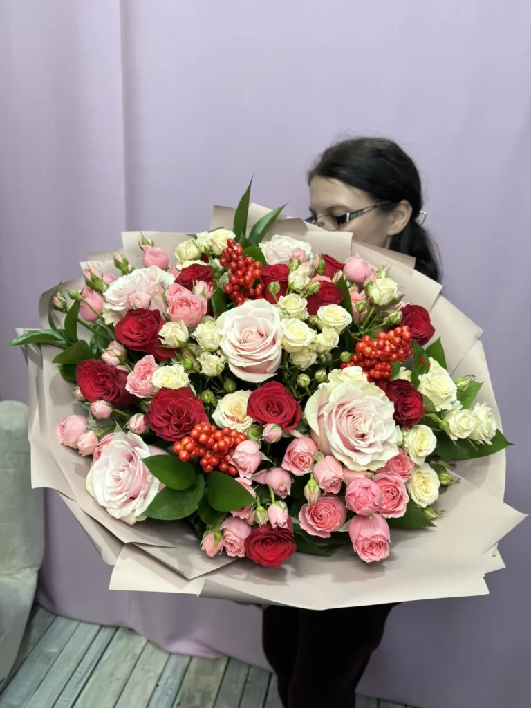 Объемный букет  из кустовых и одноголовых роз