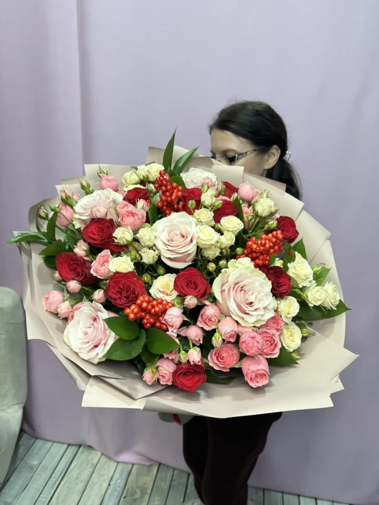 Объемный букет  из кустовых и одноголовых роз