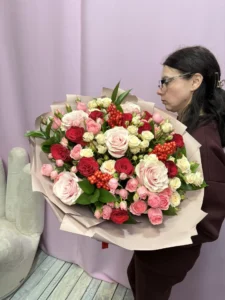 Объемный букет  из кустовых и одноголовых роз