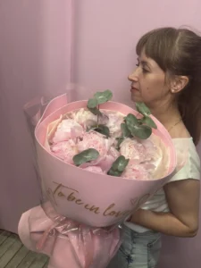 Букет из нежных розовых пионов с эвкалиптом, 9 штук