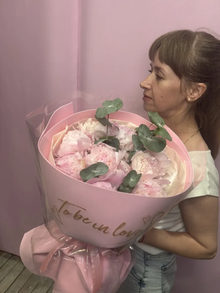 Букет из нежных розовых пионов с эвкалиптом, 9 штук