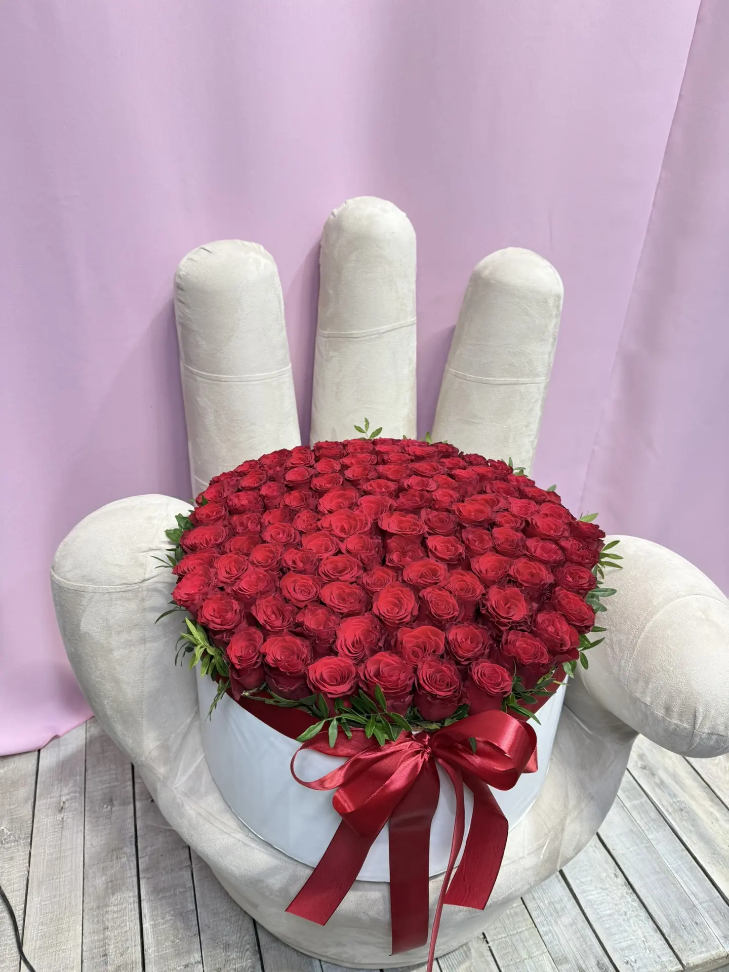 Композиция в шляпной коробке гигант с красной розой