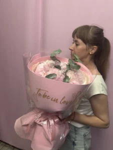 Букет из нежных розовых пионов с эвкалиптом, 9 штук