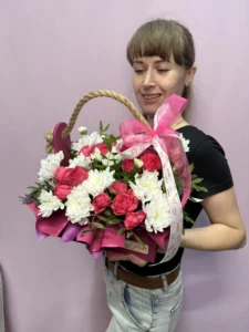 Деревянный эко ящик с пионовидной кустовой розой и хризантемой