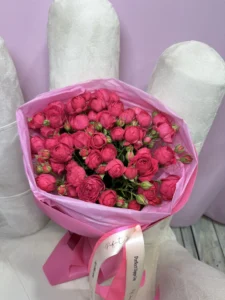 Букет из малиновой кустовой розы