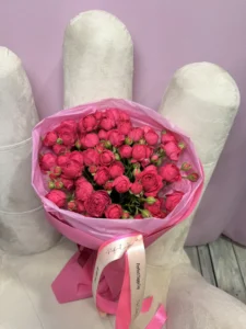 Букет из малиновой кустовой розы