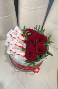 Шляпная коробка с розами и конфетами Рафаэлло