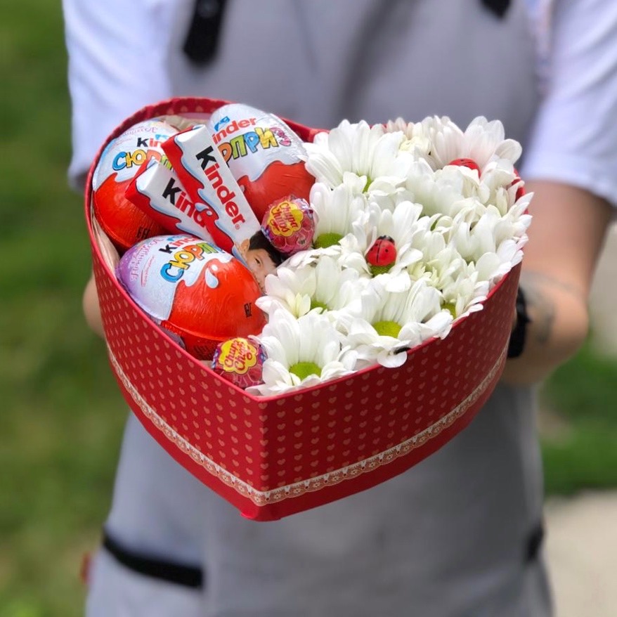 Шляпная коробка с ромашкой и киндерами